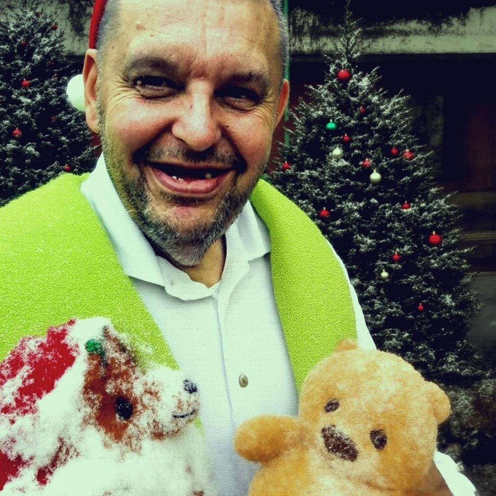 Krzysztof Kononowicz w swoim mieszkaniu przy ulicy Szkolnej 17 w Białymstoku, uchwycony w autentycznym, codziennym kadrze.