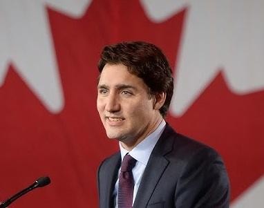 Justin Trudeau rozmawia z Kanadyjczykami