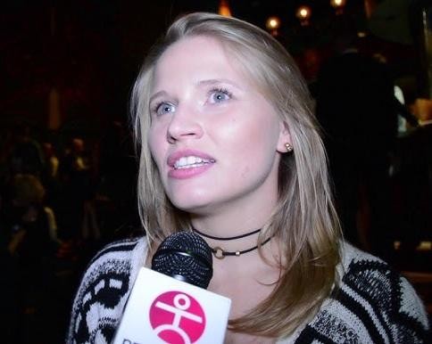 Natalia Rybicka w trakcie próby teatralnej, w pozie tanecznej.