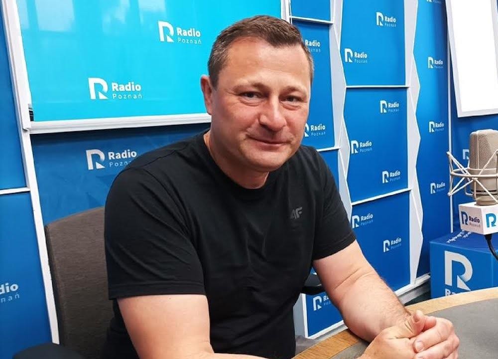 Krzysztof Paszyk podczas spotkania roboczego w nowoczesnym biurze.