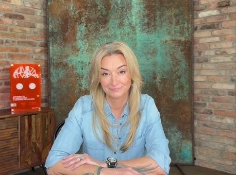 Martyna Wojciechowska podczas swojej podróży, uśmiechnięta i patrząca w obiektyw.