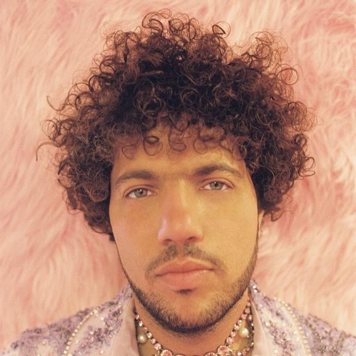 Benny Blanco pracujący w studiu nagraniowym nad muzyką