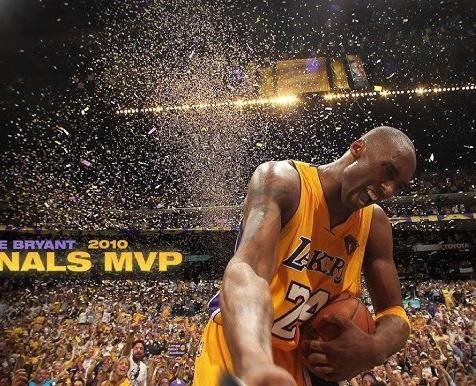 Intensywna i skupiona twarz Kobe Bryanta podczas meczu NBA, symbolizująca jego niezłomną wolę zwycięstwa i legendarny status.