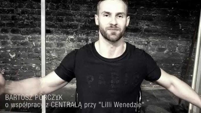 Bartosz Porczyk w emocjonalnej scenie teatralnej