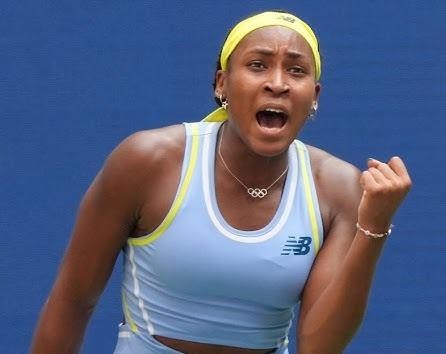 Dłoń Coco Gauff zaciskająca rakietę tenisową, gotowa do serwisu.