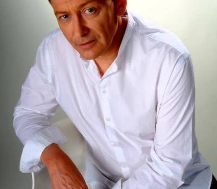 Jacek Borkowski w kulisach teatru lub planu filmowego, w trakcie przygotowań do występu.