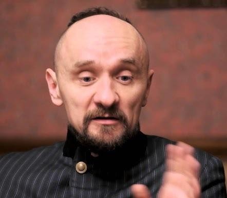 Scena z nowoczesnego spektaklu teatralnego w reżyserii Jana Klaty, ukazująca siłę wyrazu i refleksję społeczną.