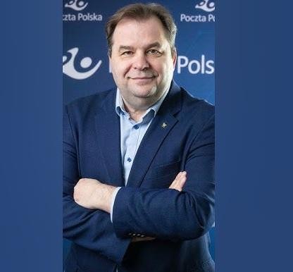 Sebastian Mikosz podczas pracy, analizujący dokumenty.