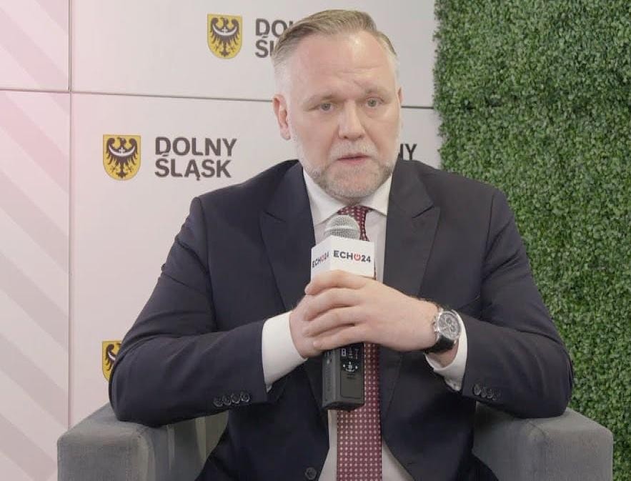 Dawid Jackiewicz przemawiający w Sejmie lub na wiecu politycznym.
