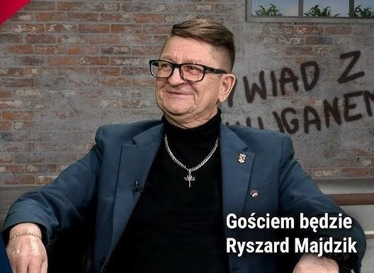 Działacze opozycji antykomunistycznej w czasach PRL dystrybuujący prasę podziemną i uczestniczący w manifestacjach.