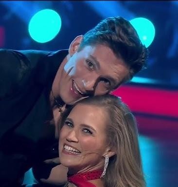 Agnieszka Kaczorowska w stroju tanecznym podczas występu na scenie.