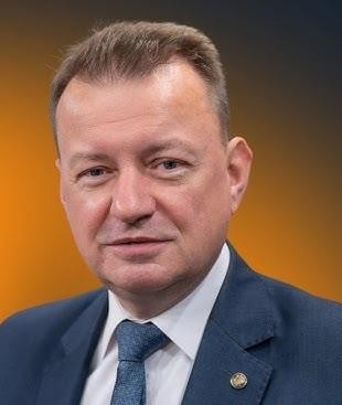 Mariusz Błaszczak, polityk Prawa i Sprawiedliwości, w oficjalnej scenerii.