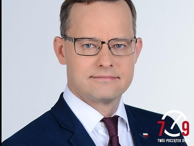 Marcin Romanowski podczas pracy w biurze.