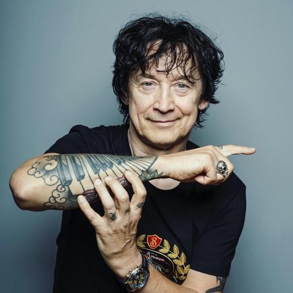 Jan Borysewicz grający solo na gitarze elektrycznej podczas koncertu zespołu Lady Pank.