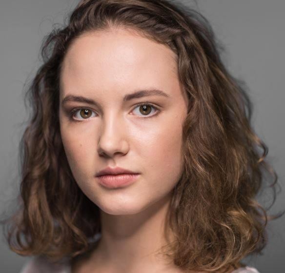 Martyna Byczkowska w dynamicznej scenie z planu filmowego lub teatralnego, uchwycona w emocjonalnym momencie.