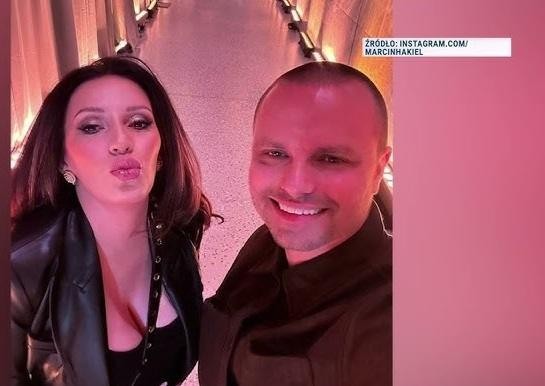 Marcin Hakiel demonstrujący krok taneczny w nowoczesnej sali tanecznej.