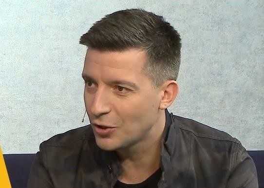 Michał Cessanis podczas podróży, przygotowujący się do kolejnej wyprawy, uchwycony w autentycznym momencie.