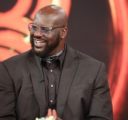 Shaquille O'Neal wykonuje potężny wsad podczas meczu NBA, symbolizujący jego dominację na boisku.