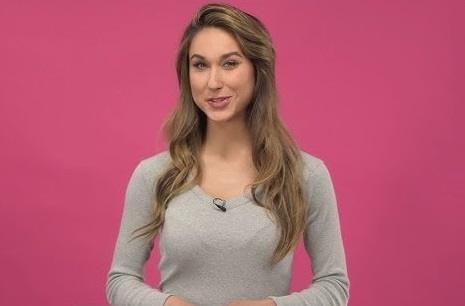 Ida Nowakowska w trakcie pracy jako prezenterka telewizyjna, uchwycona w naturalnym, pozytywnym momencie.