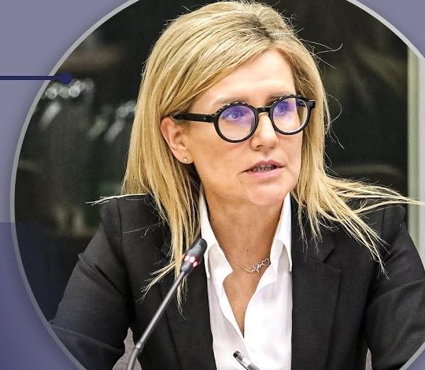 Ewa Wrzosek przemawia podczas konferencji prasowej, akcentując swoją rolę jako obrończyni praworządności.