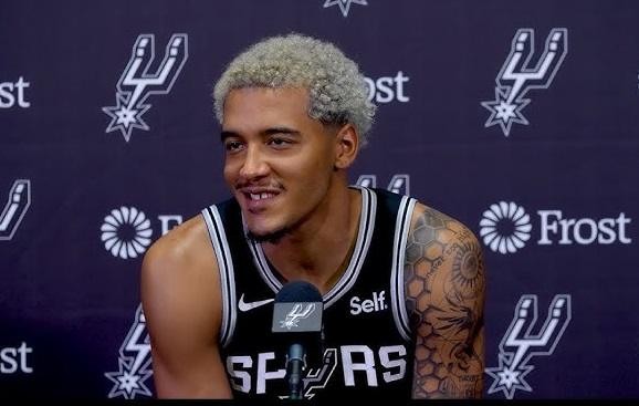 Twarz Jeremy'ego Sochana z wyrazem skupienia podczas meczu NBA.