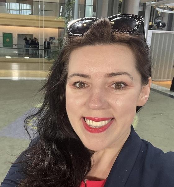 Dominika Ćosić podczas konferencji prasowej w Brukseli