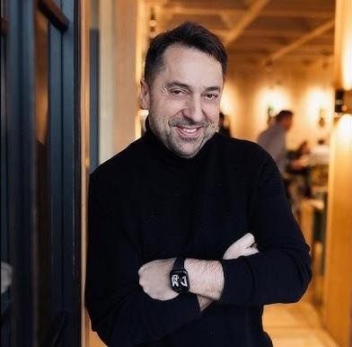 Marcin Miller, lider zespołu Boys, po koncercie, w kontakcie z fanami.