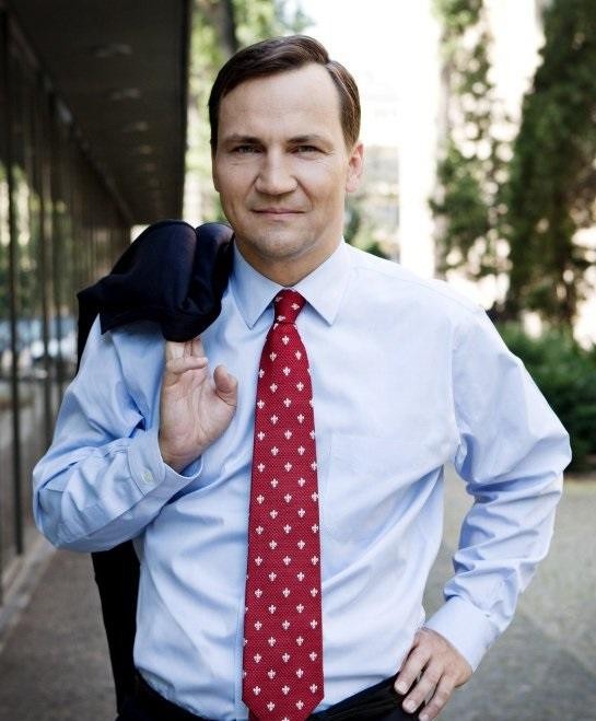 Zbliżenie na twarz Radosława Sikorskiego w zamyśleniu.