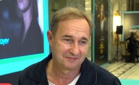 Fragment spektaklu teatralnego z udziałem Marka Kality.