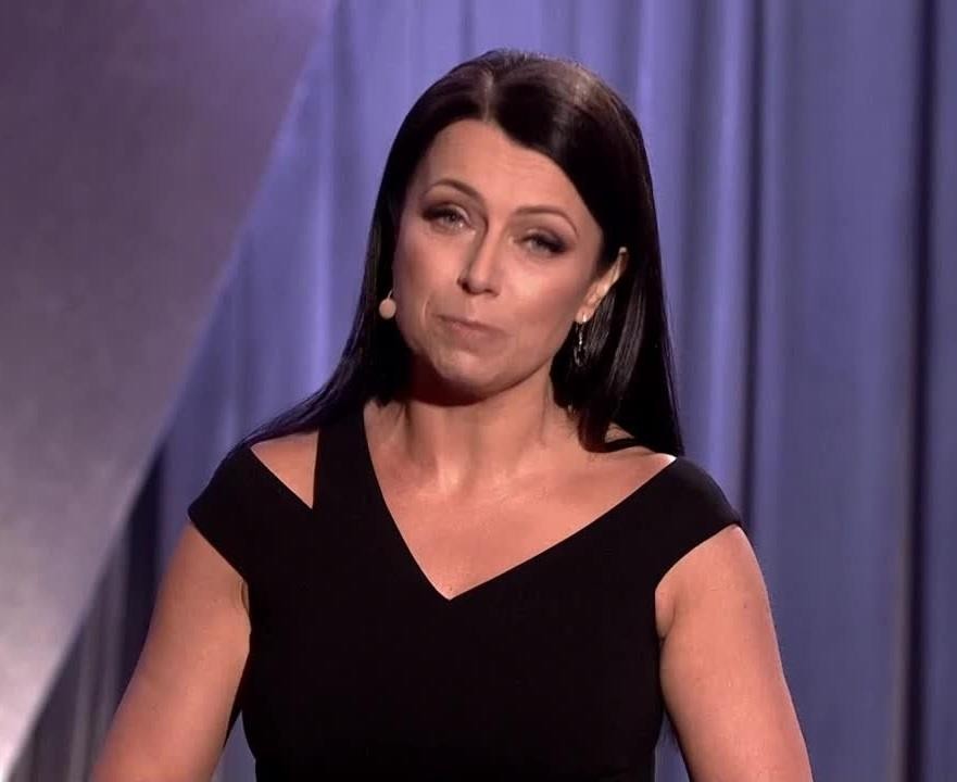 Adrianna Borek w trakcie energetycznego występu kabaretowego, z charakterystyczną ekspresją i gestykulacją.