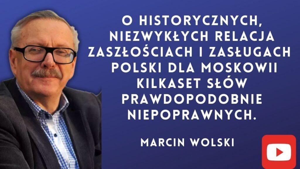 Stary mikrofon radiowy w studiu