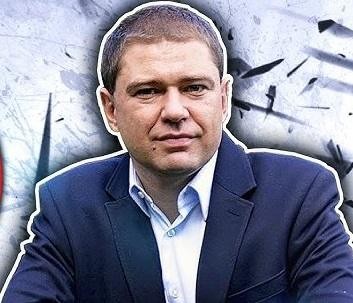 Piotr Szumlewicz podczas pracy w biurze lub na spotkaniu związkowym.