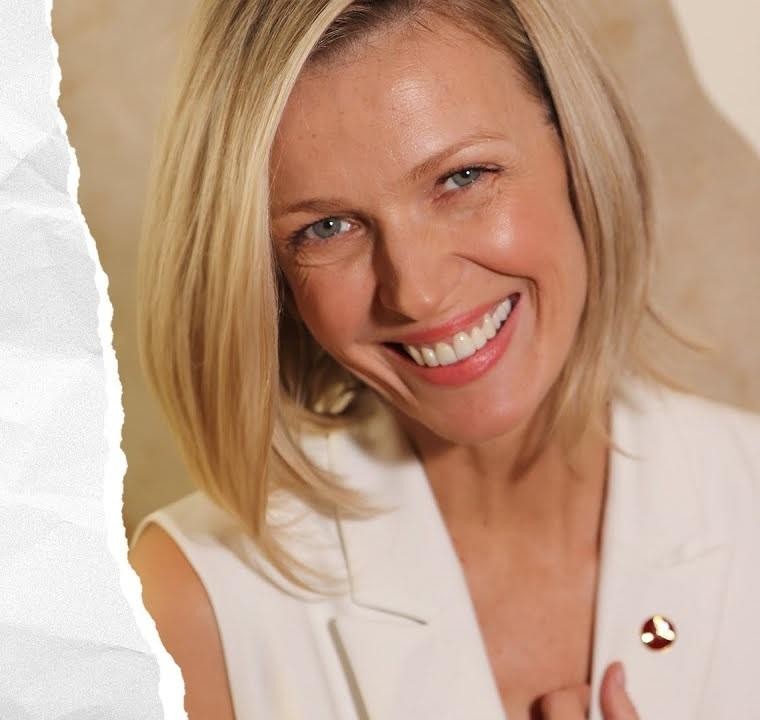 Magda Mołek podczas profesjonalnego wywiadu, emanująca ciepłem i zaangażowaniem.