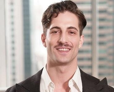 Damiano David podczas emocjonalnego śpiewania, z zamkniętymi oczami i otwartymi ustami, uchwycony w zbliżeniu podczas występu na żywo.