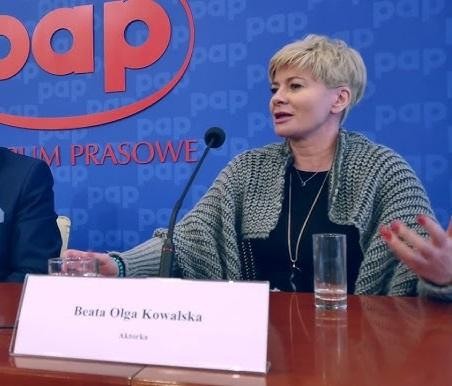 Beata Olga Kowalska w teatralnej garderobie, przygotowująca się do występu.