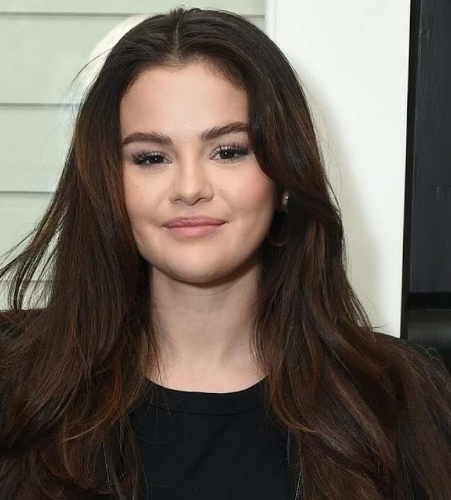 Selena Gomez podczas pracy lub w momencie refleksji, podkreślający jej siłę i zaangażowanie.