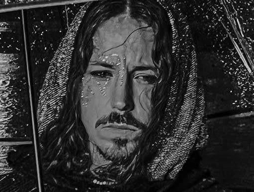 Michał Szpak, zbliżenie na twarz, artystyczne ujęcie podkreślające jego wyrazistość i charakterystyczną fryzurę.