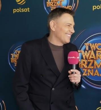 Krzysztof Ibisz prowadzący teleturniej w studiu telewizyjnym