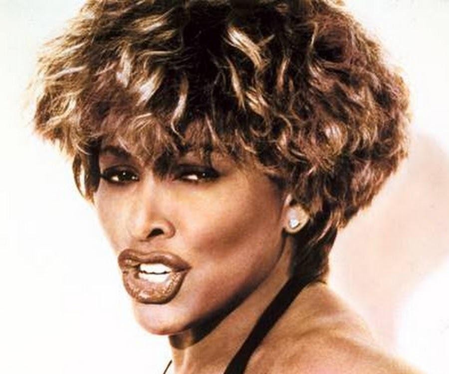 Tina Turner i Ike Turner podczas energetycznego występu z zespołem Ike & Tina Turner Revue.