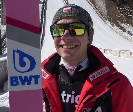 Jakub Wolny w skoku podczas konkursu skoków narciarskich